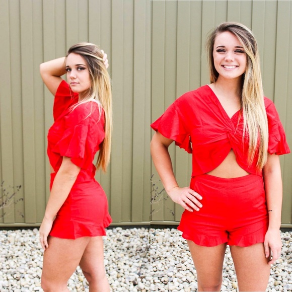 Red Knotted Crop Top and Matching Shorts💋 - Picture 1 of 6